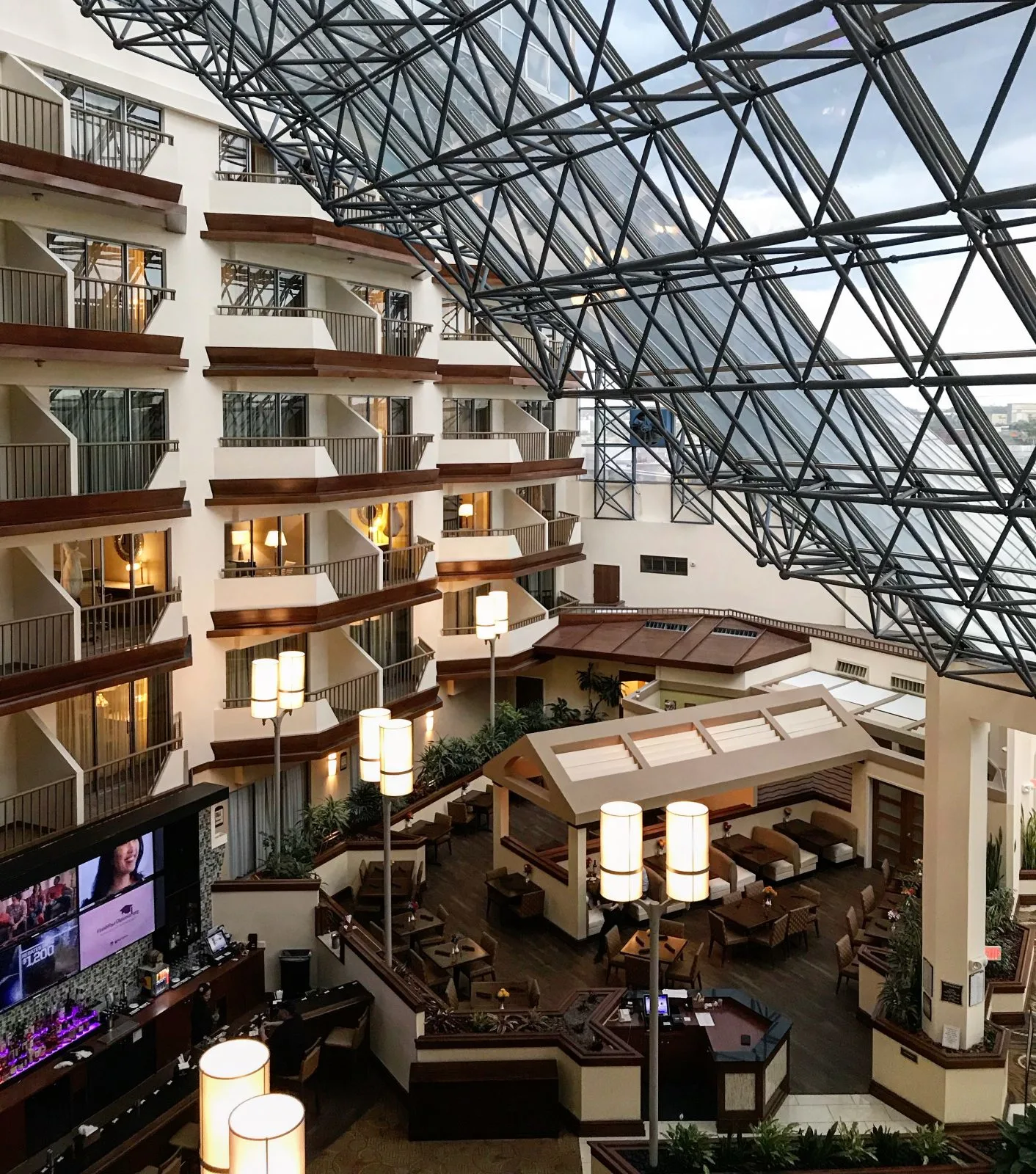overhead view of the doubletree hotel lobby near the airport (MCO)