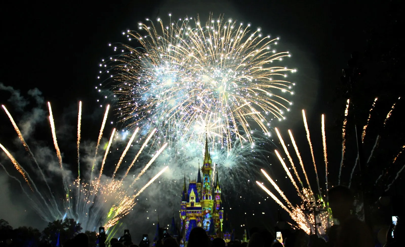 magic kingdom fireworks over cinderella castle