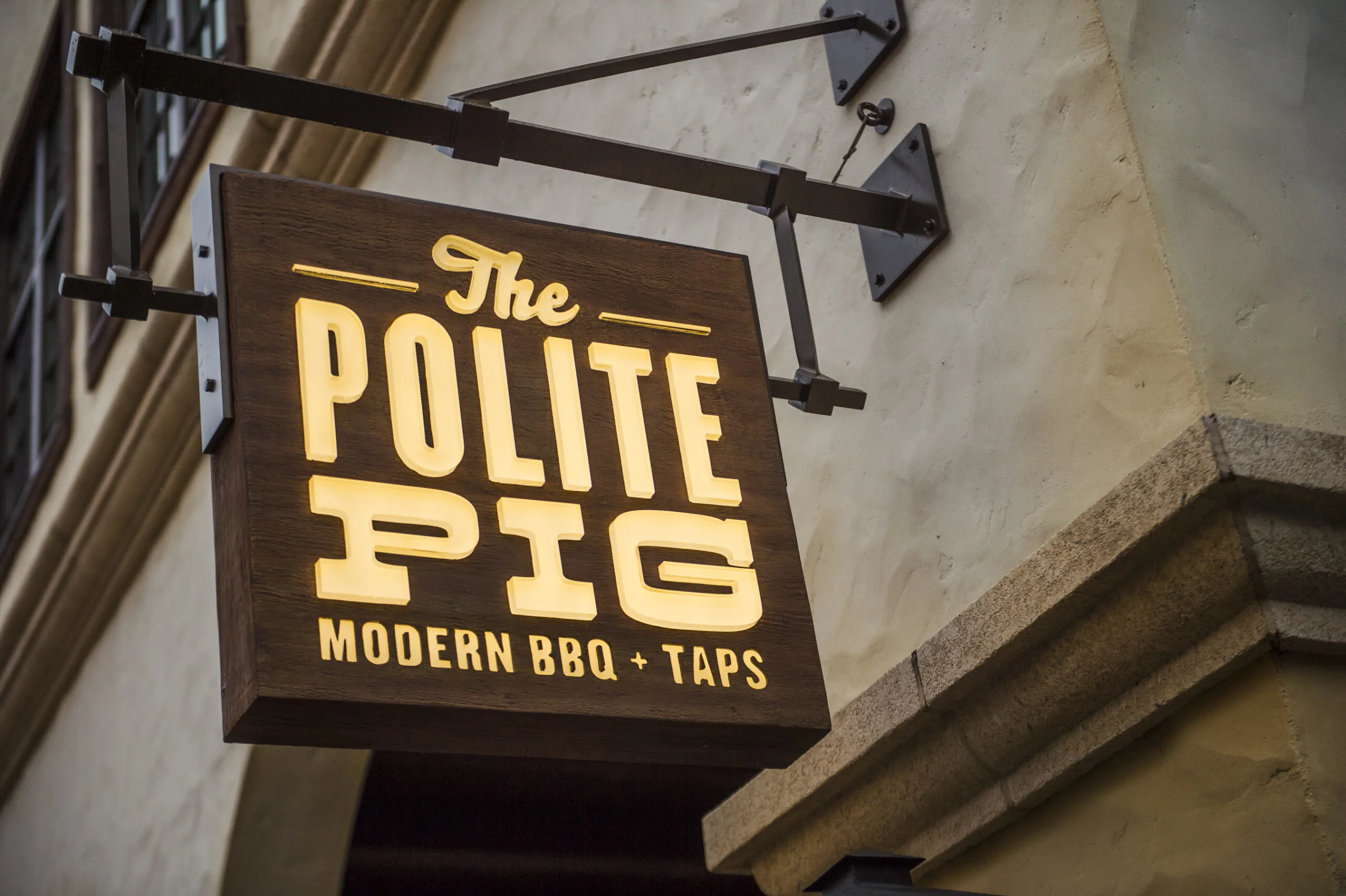 polite pig sign