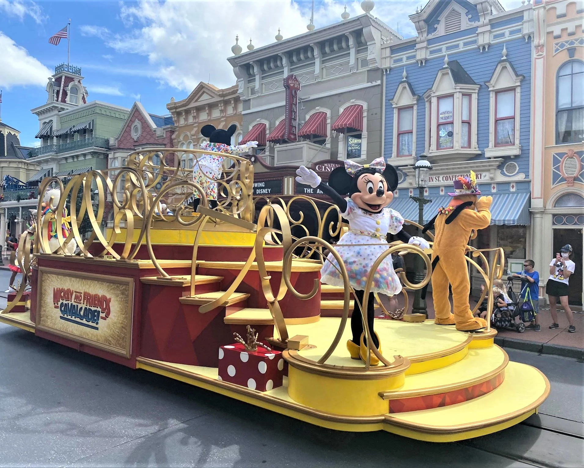 minnie and pluto on parade float
