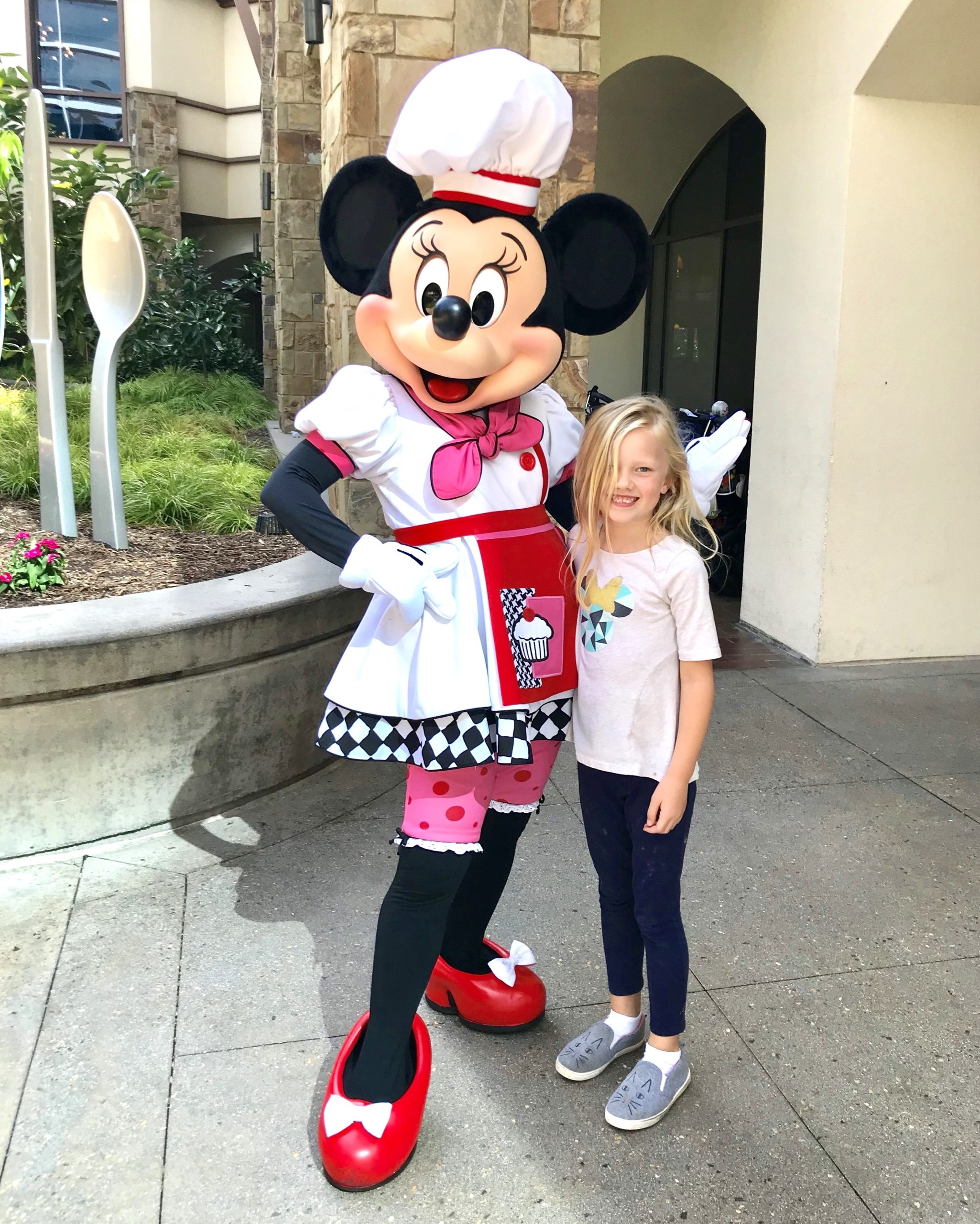 character dining with minnie